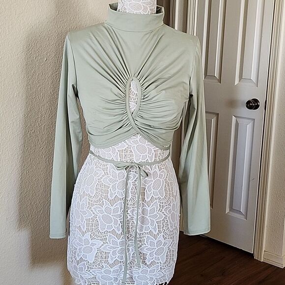 PrettyLittleThing Crop Top - Picture 2 of 9